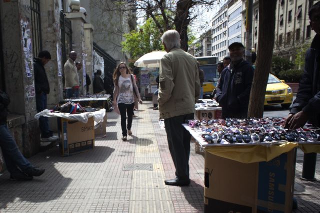 Ένταση μεταξύ αστυνομίας και μικροπωλητών έξω από την ΑΣΟΕΕ